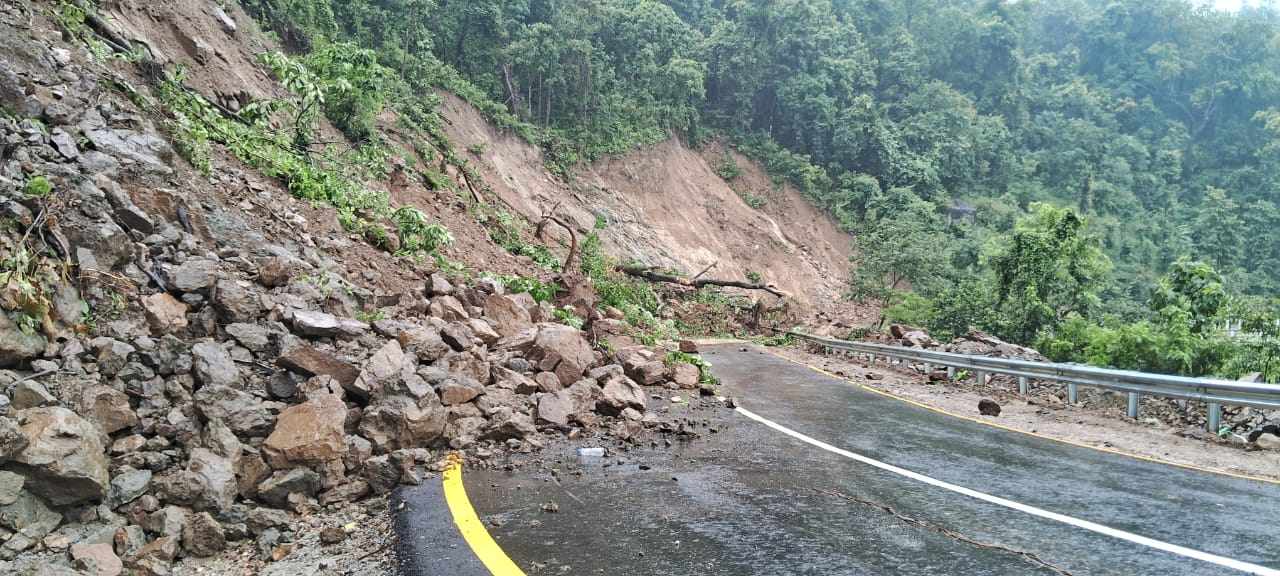 खोलाको डाइभर्सन बाढीले बगाएपछि हेटौंडा–काठमाडौंको कान्ति लोकपथ सडक अवरुद्ध
