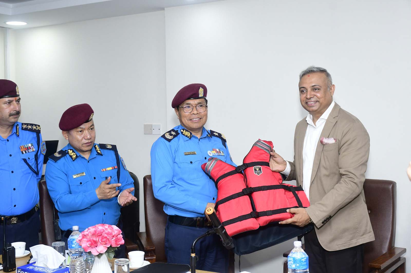 सुशील केडिया सेवा फाउण्डेसनद्वारा विपत उद्धार सामाग्री हस्तान्तरण
